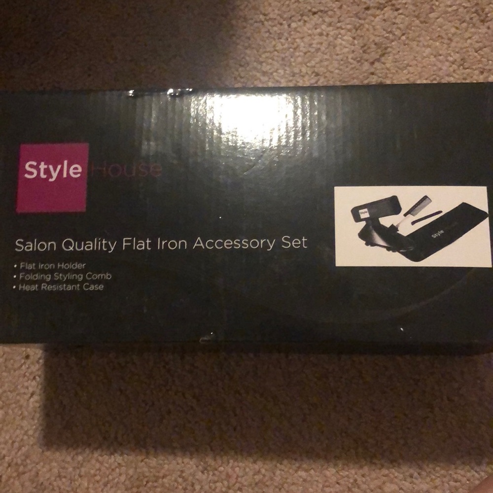Flat iron accessory set